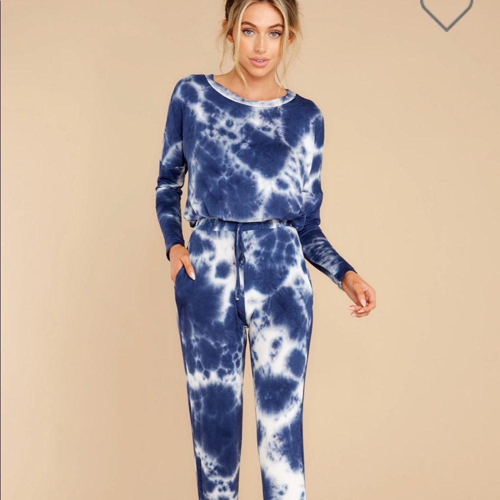 Navy tie dye set! Top and joggers included ✨